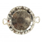 Grande bandeja com alça em metal nobre espessurado a prata. Inglaterra. Séc. XIX. 51 x 40 cm.