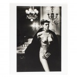 Helmut Newton (1920-2004) Atribuído. Jane Kirby, Ave nue Kleber. Fotografia. Paris, 1978. Sem moldura 43,8 x 30,2 cm e com moldura 80 x 65,5 cm.