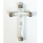 Crucifixo em cristal de rocha com ponteiras em prata de lei, ricamente cinzelada. Séc. XIX. 12 x 7,5 cm.