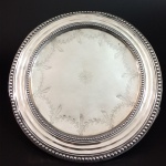 Salva em prata de lei, batida, repuxada e cinzelada de estilo e época D. Maria I. Brasil, Séc XVIII/XIX. 360 gr. 23 cm de diâmetro.
