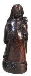 Escultura em nó de pinho representando Nossa Senhora com menino. Brasil, Séc. XIX. 9 cm de altura.