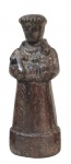 Escultura em nó de pinho representando Santo Antônio. Brasil, Séc. XIX. 9 cm de altura.