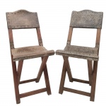Par de cadeiras tesoura com seus assentos e espaldares em couro pirografado. Brasil, Séc. XIX. 85 x 40 x 37 cm.
