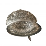Concha em prata de lei batida, repuxada e cinzelada. América Latina, provavelmente Séc. XIX. 420 gr. 13 x 23 x 20 cm.