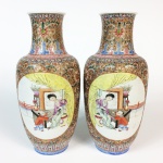 Par de vasos em porcelana policromada, decoração oriental. China, Séc. XIX/XX. Marcas no verso. 23 cm de altura. Um deles apresenta restauro. (Devido a fragilidade desse lote, seu envio só será realizado através de transportadora especializada).