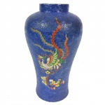 Vaso em porcelana policromada azul, decorado com dragão. China. Marcas no verso. China, Séc. XIX/XX. 26,5 cm de altura. (Devido a fragilidade desse lote, seu envio só será realizado através de transportadora especializada).