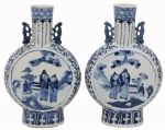 Par de vasos em porcelana azul e branca, decorados com personagens orientais, alças vazadas. Marcas no verso. China. Séc. XIX. 34,5 cm de altura. (Devido a fragilidade desse lote, seu envio só será realizado através de transportadora especializada).