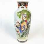 Vaso em porcelana policromada decorada com figuras orientais e ideogramas. Marcas no verso. China, princípio do Séc. XX. 22 cm de altura. (Devido a fragilidade desse lote, seu envio só será realizado através de transportadora especializada).