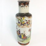 Vaso em porcelana policromada decoração com figuras orientais. China, Séc. XIX/XX. Marcas do período no verso. 35 cm de altura. (Devido a fragilidade desse lote, seu envio só será realizado através de transportadora especializada).