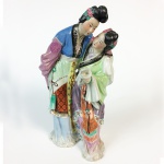 Escultura em porcelana policromada representando figuras femininas orientais. Marcas no verso. China, Princípio do Séc. XX.  29,5 cm de altura. (Devido a fragilidade desse lote, seu envio só será realizado através de transportadora especializada).