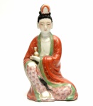 Escultura em porcelana policromada, representando Kuan Yin (Deusa da Misericórdia). China, princípio do Séc. XX. 22 cm de altura. (Devido a fragilidade desse lote, seu envio só será realizado através de transportadora especializada).