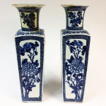 Par de raros vasos em porcelana azul e branca, decorado com flores e aves. Marcas do período no verso. China, Qing, Kangxi, cerca de 1700. 46 cm de altura. Apresenta restauro. (Devido a fragilidade desse lote, seu envio só será realizado através de transportadora especializada)