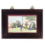 Placa em porcelana policromada com decoração oriental, moldura em madeira e alças em metal dourado. China, princípio do Séc. XX. Placa 26 x 41cm, moldura 40 x 56 cm. (Devido a fragilidade desse lote, seu envio só será realizado através de transportadora especializada)