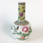 Vaso em porcelana policromada, decorado com ave e flores. Marcas no verso. China, princípio do Séc. XX. 23 cm de altura. (Devido a fragilidade desse lote, seu envio só será realizado através de transportadora especializada)