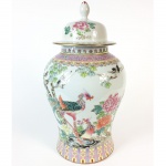 Potiche em porcelana policromada, decorado com aves e flores. Marcas no verso. China, princípio do Séc. XX. 44 cm de altura. (Devido a fragilidade desse lote, seu envio só será realizado através de transportadora especializada)