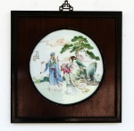 Placa em porcelana policromada decorada com paisagens e ideogramas. Moldura em madeira com alça em bronze. China, princípio do Séc. XX. Placa 30 cm e moldura 44 x 44 cm. (Devido a fragilidade desse lote, seu envio só será realizado através de transportadora especializada).