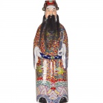 Grande e rara escultura em porcelana policromada ao gosto da Família Rosa, representando Divindade. China. Qing, provavelmente da segunda metade do Séc. XIX. Marcas do período no verso. 70 cm de altura. (Devido a fragilidade desse lote, seu envio só será realizado através de transportadora especializada).