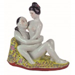 Escultura em porcelana policromada representando cena erótica de casal oriental. China, Séc. XIX. Marcas do período no verso. 21 x 19 cm. (Devido a fragilidade desse lote, seu envio só será realizado através de transportadora especializada).