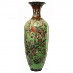 Grande vaso em cloisonné, decoração nas cores verde, laranja, branco, rosa, ouro, com pássaros e peônias. Japão, Meiji, Séc. XIX. 90 cm de altura. Apresenta pequeno defeito no bocal. (Devido a fragilidade desse lote, seu envio só será realizado através de transportadora especializada).