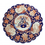 Grande medalhão em porcelana policromada Imari. Japão, Meiji, Séc. XIX. 56 cm de diâmetro. (Devido a fragilidade desse lote, seu envio só será realizado através de transportadora especializada)