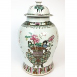 Potiche em porcelana policromada decorado com vaso e peônias. China, Séc. XIX. 45 cm de altura. (Devido a fragilidade desse lote, seu envio só será realizado através de transportadora especializada).