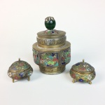 Conjunto com três potes em metal e cloisonné. China, Séc. XX. Maior 10,5 cm de altura e menor 4 cm de altura.