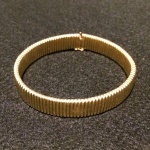 Pulseira em ouro amarelo grossa. 25.3 gr. 18 cm de comprimento.  Por motivo de segurança, as obras não encontram-se na galeria.