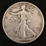 Moeda em prata Half Dollar 1944. 3 cm de diâmetro.  Por motivo de segurança, as obras não encontram-se na galeria.