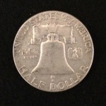 Moeda em prata Half Dollar 1951. 3 cm de diâmetro.  Por motivo de segurança, as obras não encontram-se na galeria.