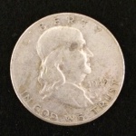 Moeda em prata Half Dollar 1949. 3 cm de diâmetro.  Por motivo de segurança, as obras não encontram-se na galeria.