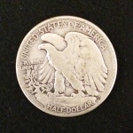 Moeda em prata Half Dollar 1940. 3 cm de diâmetro.  Por motivo de segurança, as obras não encontram-se na galeria.