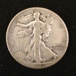 Moeda em prata Half Dollar 1942. 3 cm de diâmetro.  Por motivo de segurança, as obras não encontram-se na galeria.