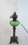 Antigo lampião adaptado para luz elétrica em vidro prensado, na cor verde, apresentando base e coluna em metal patinado. Med. 50 cm alt.
