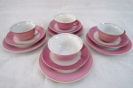 PORCELANA MAUÁ - ANOS 50/60   Conjunto com quatro trios  de xícaras para chá composto: de prato de bolo, xícara de chá com seus respectivos pires, na tonalidade rosa, farta aplicação em ouro, com marca da manufatura na base.