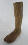 ARTE POPULAR - Um (1) ex-voto escultura em madeira representando "Canela com pé". Medida: 30 x 21 x 7 cm.