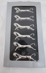 Conjunto de seis (06) porta talheres em metal espessurado a prata, representando figura de cavalos. Med. 8 cm comprimento.