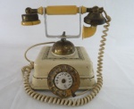 COLECIONISMO- Antigo telefone em metal na cor creme pintado manufatura TELEART Ind. Brasileira. Suporte do fone em alumínio adaptado. Vendido no estado. Med. 26 x 26 x 26 cm.