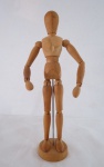 Escultura representando Boneco manequim Articulado em madeira entalhada. Med.. 32 cm
