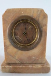 Antigo relógio despertador, mecanismo a corda, mostrador em metal com vidro e caixa em mármore rajado. Funcionando. Med. 12 x 9 x 6 cm. Vendido no estado.