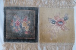 Dois tapetes chineses para móveis, decoração floral. Med. 32 x 32 cm cada.