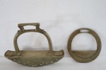Dois (02) estribos para montaria em bronze. Med. 15 x 17 x 3 cm, 2 x 10 cm de diâmetro.