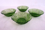 Quatro (04) saladeiras em vidro prensado na cor verde. Med. 4 x 11 cm diâmetro casa.