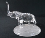 Escultura em demi cristal representando elefante, base oval satiné. Med.14 x 16 x11 cm.