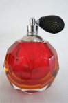 Belíssimo Perfumeiro de coleção estilo art deco, em cristal facetado vermelho, com borrifador, detalhes prateados. Med. Alt. 10 cm. Diâm. 6 cm.