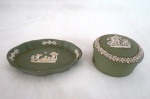 WEDGWOOD ENGLAND- Porta jóia e porta aliança em porcelana biscuit inglês no tom verde, com marca da manufatura Wedgwood na base. Marcado a crivo na base. Inglaterra, meados do séc. XX. Med.  4 x 7 cm, 11 x 8 cm. Porta jóia com um bicado.