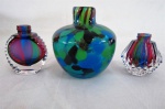 Três (03) perfumeiros sem as tampas, um bojudo em murano multicolorido e dois em cristal. Med. 9 cm, 5 e 6 cm alt.
