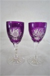 Par de taças em cristal para licor ao gosto Baccarat. Base redonda estrelada, bojo com rica lapidação. Haste facetada e serrilhada. Alt. 10 cm.