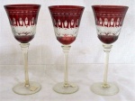 Três (03) taças de pé alto para vinho em cristal overlay em doublé rubi . Coluna e base lisa. Med.22 cm.