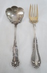 Duas (02) peças em metal inglês espessurado a prata, concha e garfo. Meds. 18 e 21 cm.