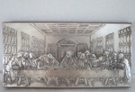 La cene de Leonardo da Vinci - ( santa ceia)  Antiga e bela placa sacra moldada e cinzelada em prata contrastada e assinada. Estrutura em madeira. Peso total com a madeira 350 g . Med. 12 x 23 cm.
